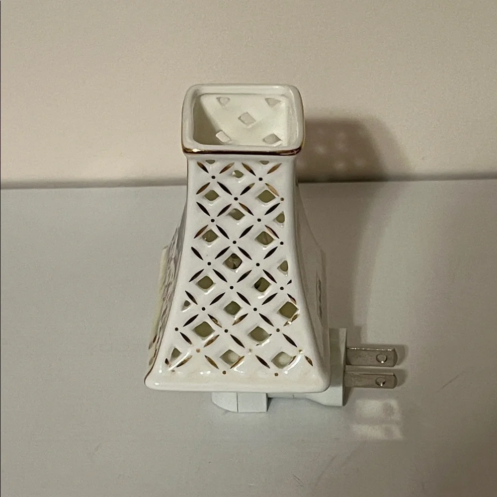 Adeline Porcelain Cat Night Light with Kittens, Butterflies 🦋 and Flowers 🌺 NWOT